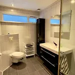 House With Sauna & Hot Tub, 4 Beds *